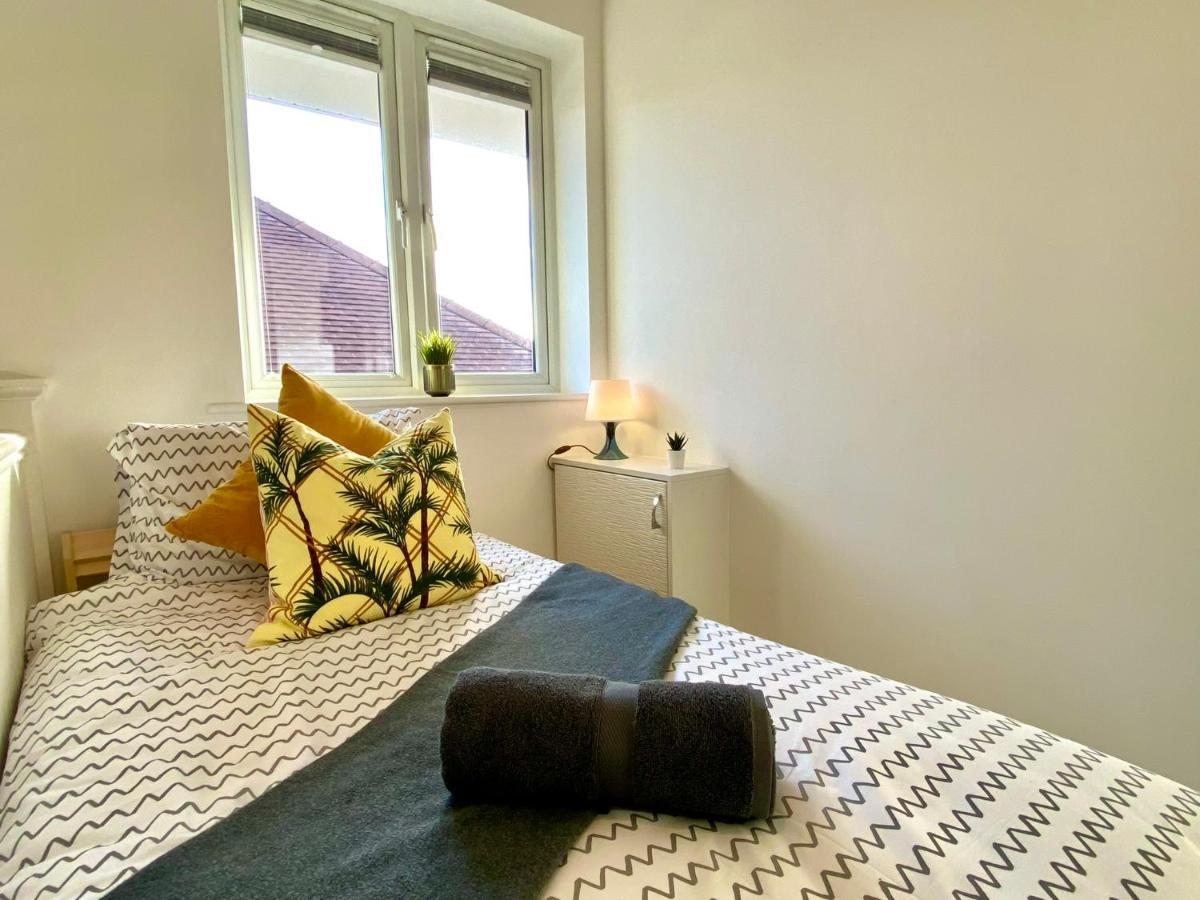 Seaside Serenity: Stylish 2-Bedroom Near Bournemouth's Best Beach Exterior photo
