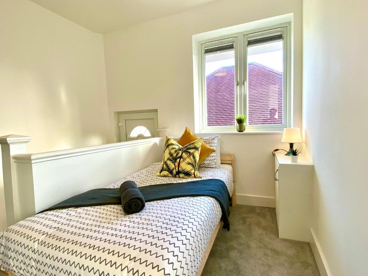 Seaside Serenity: Stylish 2-Bedroom Near Bournemouth's Best Beach Exterior photo